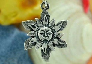 O símbolo do sol é un pequeno amuleto para ter boa sorte