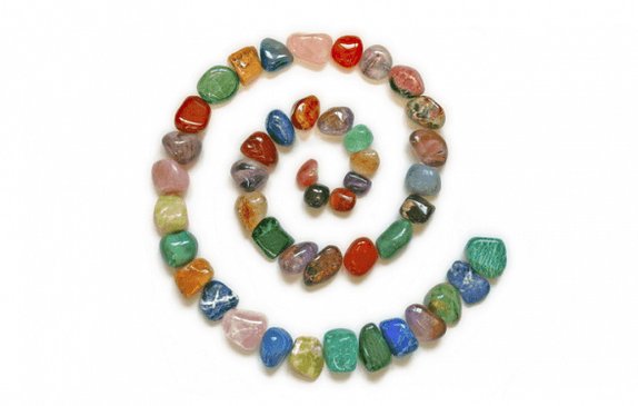 Amuleto de bricolaxe para ter sorte con pedras de cores