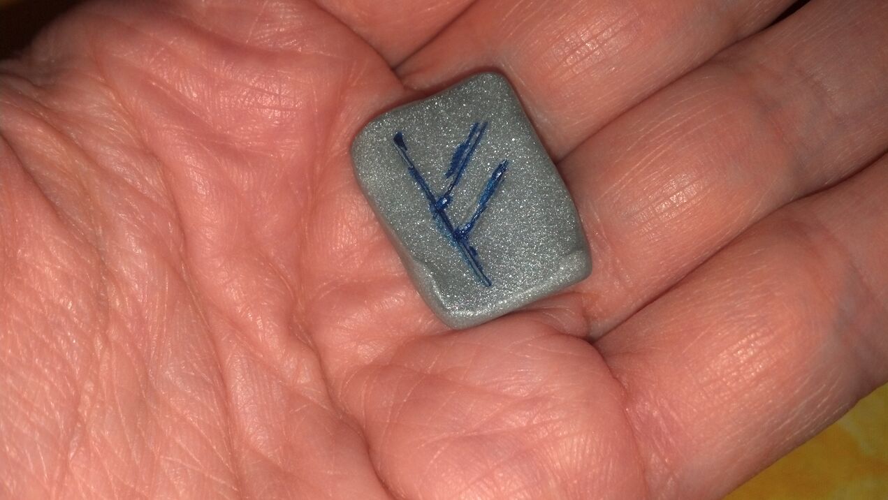 amuleto de runa para atraer riqueza