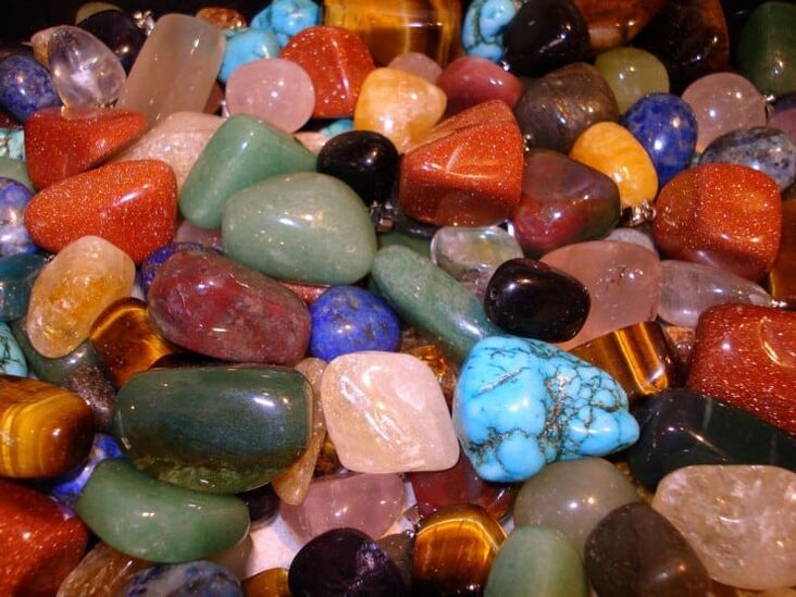 pedras de cores como talismáns de boa sorte