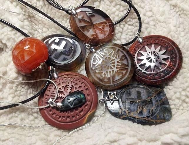 Amuletos en forma de colgantes para boa sorte, riqueza e saúde