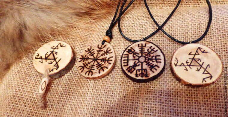 colgantes con runas como talismanes de éxito